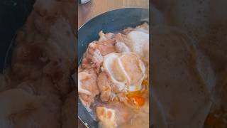 外で食べるポーク・ト・エッグ