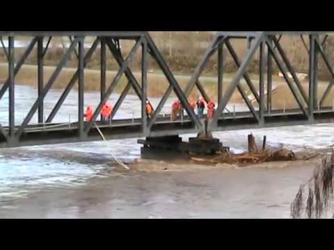 BNSF Railroad uses locomotives to clear log jam from bridge Puyallup, WA