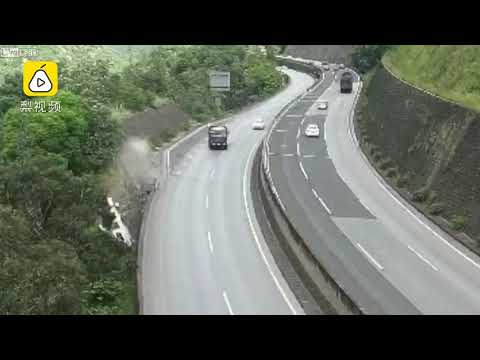 The truck flies out of the high-speed cliff, and the rear car scares the guardrail  ,