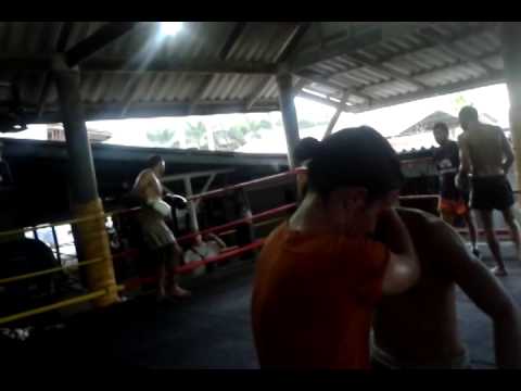 Sylvie's Tips: Hand Position in the Muay Thai Clinch Lock - Bank Petchrungruang