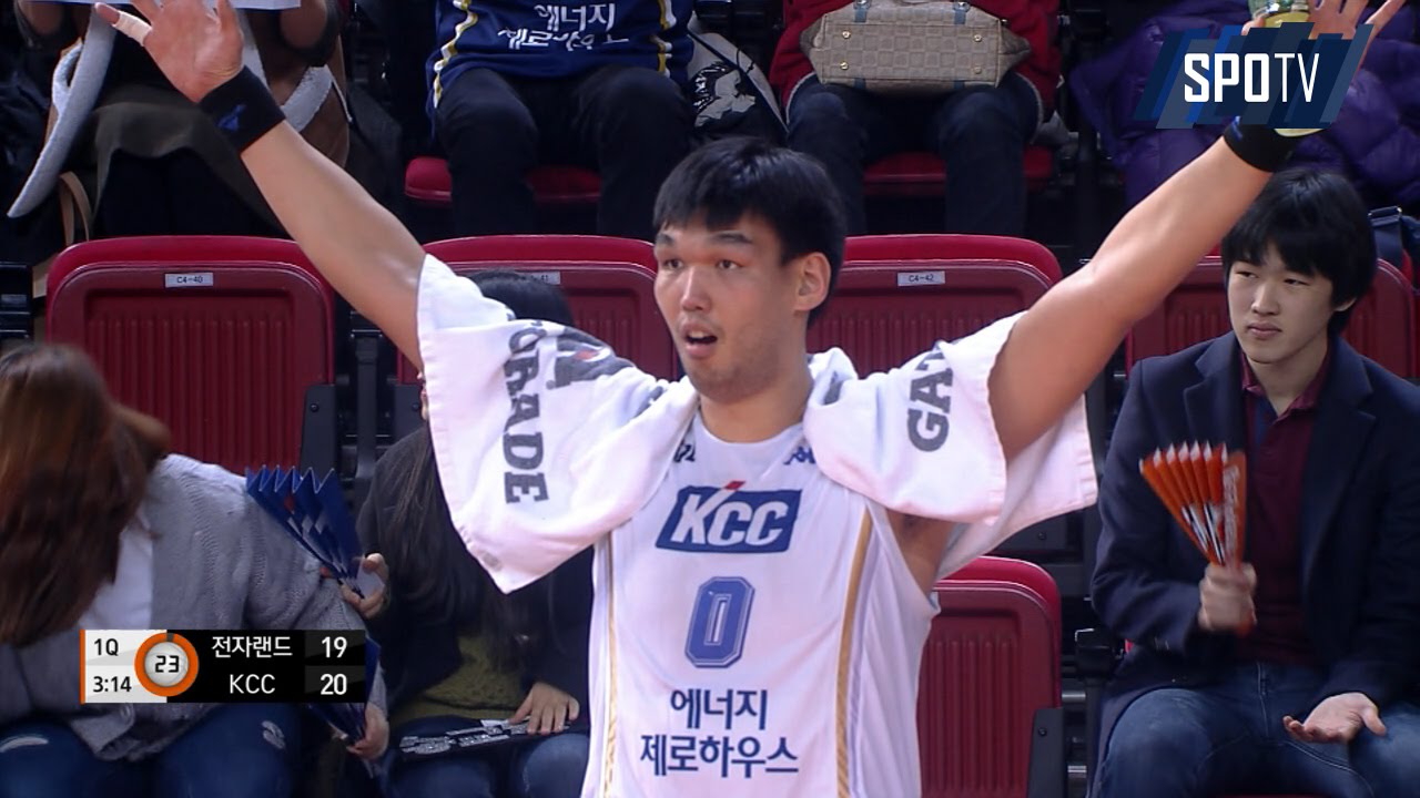 [프로농구] 하승진의 넋을 빼놓는 신명호의 3점슛 (01.31)