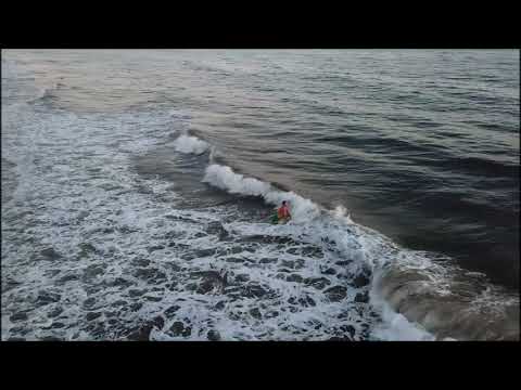 Snimka surfanja iz zraka na plaži Haskels