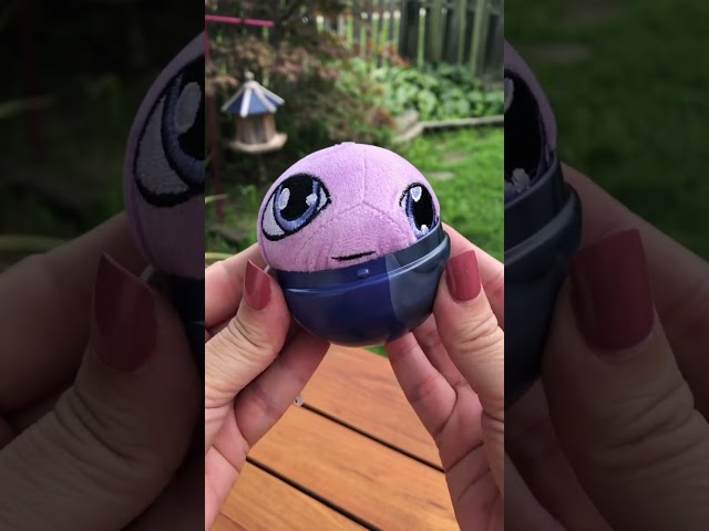 Vídeo relacionado con Miraculous Ladybug, juguete coleccionable cápsula 4-1, Lote de 4, Miraball sorpresa: Kwami de felpa elástica, Bola de metal con imágenes de los personajes, Pegatinas con purpurina, Cinta para colgar
