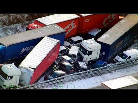 Hromadní nehoda desítek aut na dálnici D5 u Plzne 20.01.2022