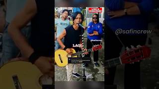Download lagu Singing old songs at a tire repair shop mp3