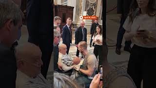 Pope makes surprise visit in non-papal attire