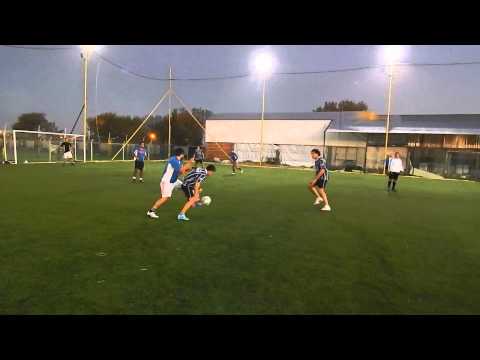 La hace bien (taco) Martín Pelosi y Fede Pizarro busca el ángulo... apenitas desviado