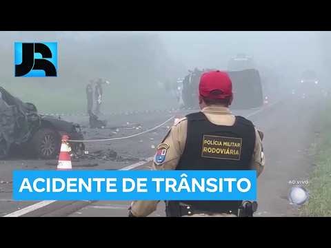 Três pessoas morrem e duas ficam presas em ferragens em acidente grave entre van e carro no PR