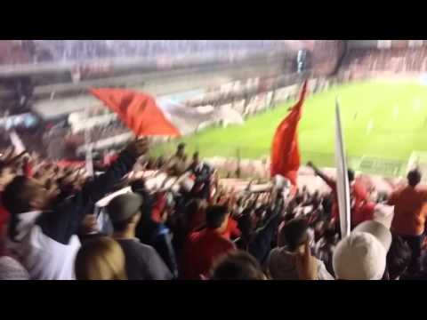 "Che rasin pedís vino y copas no tenés" Barra: La Barra del Rojo • Club: Independiente