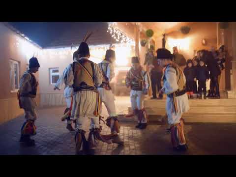 [07] Calusarii din Chitid - Colinda si Jocul calusarilor in curte la gazda (26 decembrie 2017)