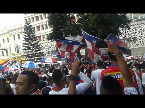 "Euforia de la ultra fiel "Olimpia Campeón"  con su numero 30" Barra: La Ultra Fiel &bull; Club: Club Deportivo Olimpia
