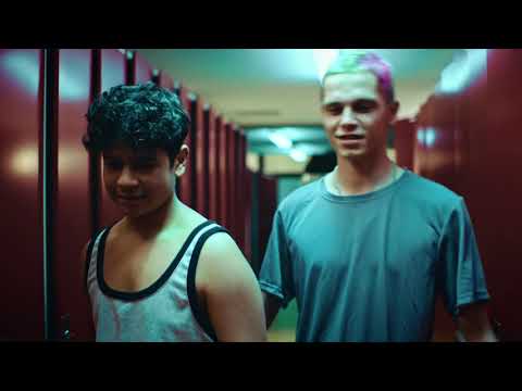 Er wird in der Umkleide von zwei Jungen in die Ecke gedrängt, da kommt die Sportlehrerin rein...