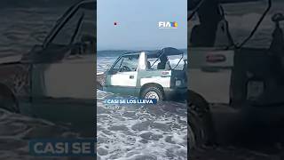 Olas de Colima casi se llevan dos vehículos de una playa