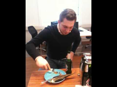 Kernassi Fabian K. aus Dortmund isst Fischkopf