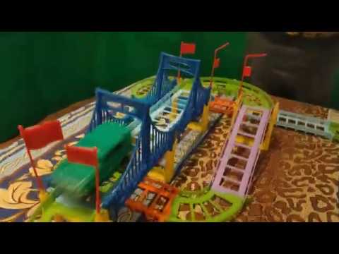 Гера собрал один огромный гоночный трек из трех маленьких . Посмотрим как у него ездят тачки .