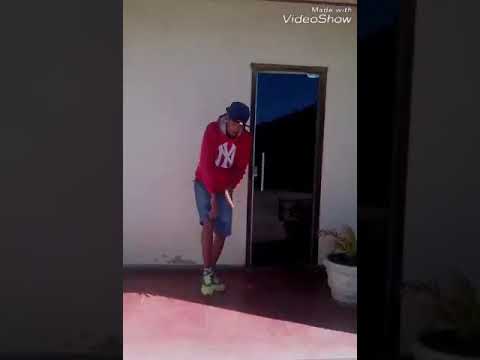 Mc  k walla pega a latinha e balança