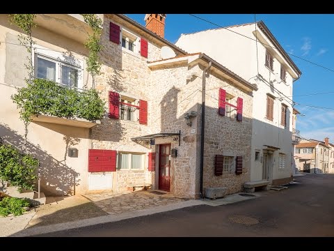 🔵  For sale a renovated stone house with terrace in the old part of Kaštelir, 14 km from Poreč