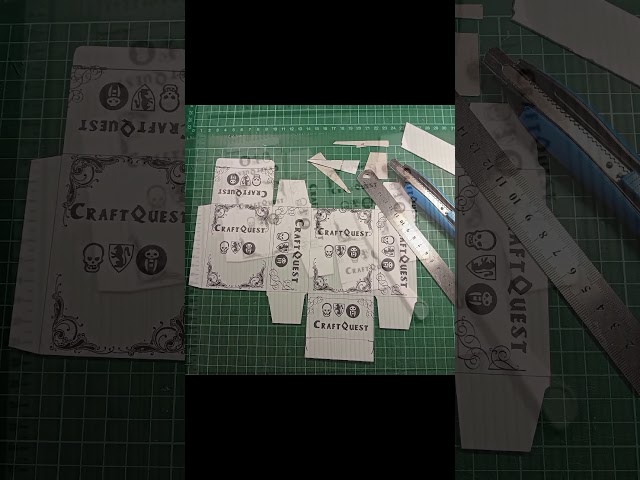 Vídeo relacionado con Emfogoo Exhibidor de tarjetas intercambiables, almacenamiento de tarjetas coleccionables de madera de 3 niveles con cajón personalizado, almacenamiento de tarjetas graduadas con soportes y divisores