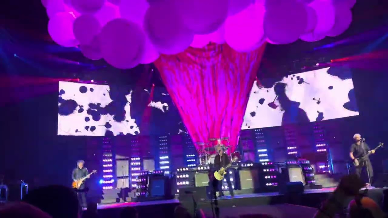 Basket Case - Green Day (Live in Paris, France 18.06.2024) - YouTube