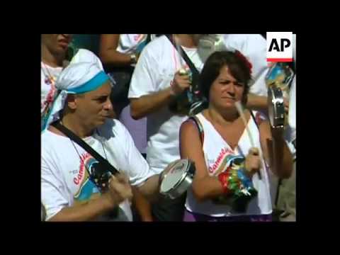 King Momo takes control of city, thousands at street carnival