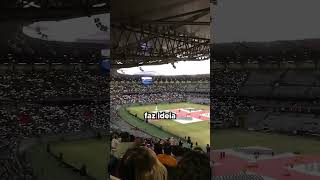 Ele está fazendo algo secreto