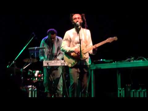 Andrew Ashong - Flowers (live)