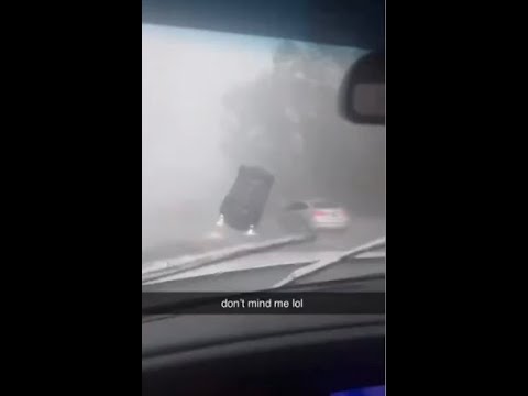 Kör på motorväg i stormen – bil flyger förbi