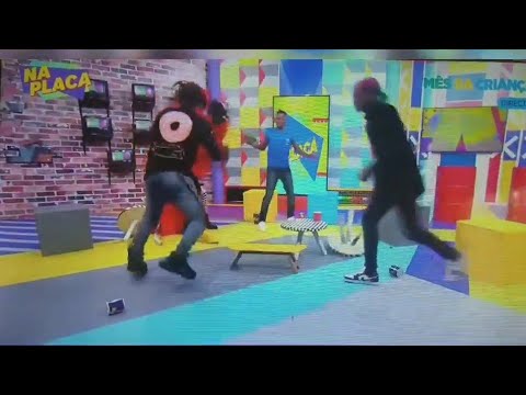 Dabeleza e Papá Sweeg Lutam ao Vivo no programa Na Placa ( Vídeo do Dabeleza a lutar com Papá sweeg)