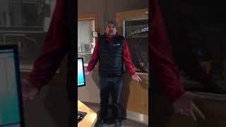 Download lagu Had to help new visitors in the Country 105 studio mp3