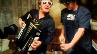 Video Arnyband vs.Twinnies