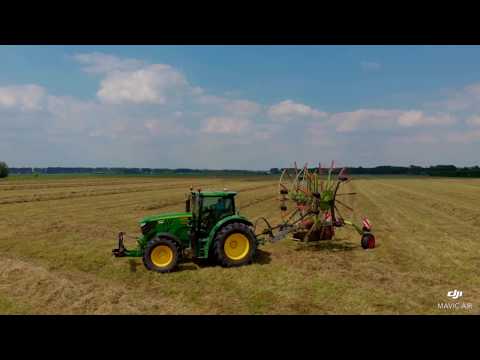 Loonbedrijf Kats aan het harken