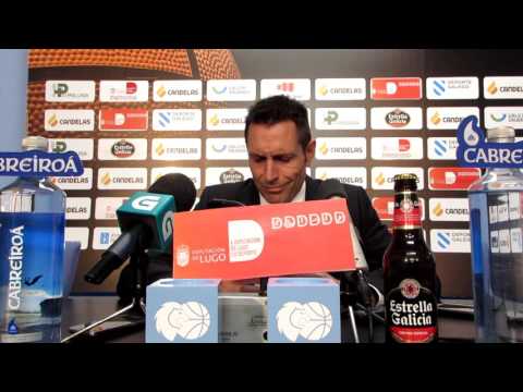 O coach do Cafés Candelas na rolda de prensa tralo partido contra Palma