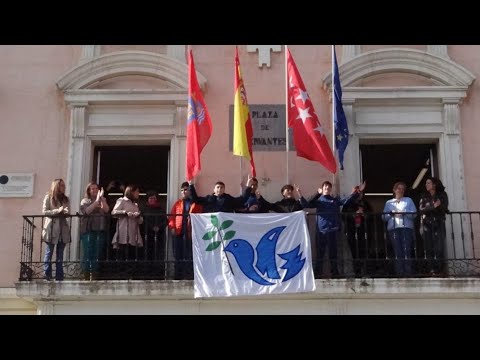 La bandera de la Paz de Escolapios vuelve al balcón del Ayuntamiento en 2024