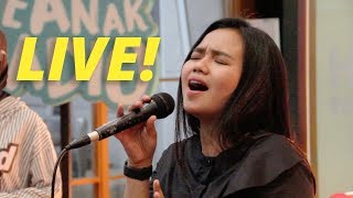 Download lagu BINTANG TERINDAH - AULIA ( LIVE DI HOT 93.2 FM) mp3