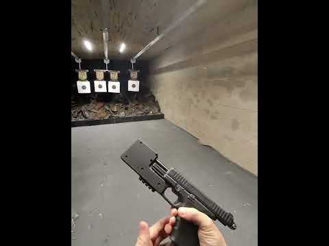 Pistola Glock G44 em ação!  Seletor de rajada e supressor de ruídos (silenciador) um tiro bonito…