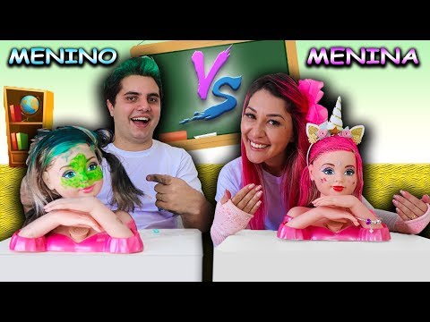 CRIANÇAS DECORANDO CABELO DE BONECA NA ESCOLA - Menino VS Menina (Historinha)