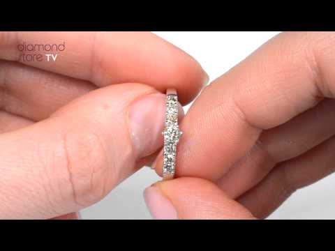 N4382 - 0.33ct Diamond Solitaire & Diamond Shoulder Ring