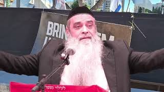 הרב רפאל זר | המזמור תהילים שהחטופה החזיקה בה - מרגש! (הרב רפאל זר) - התמונה מוצגת ישירות מתוך אתר האינטרנט יוטיוב. זכויות היוצרים בתמונה שייכות ליוצרה. קישור קרדיט למקור התוכן נמצא בתוך דף הסרטון