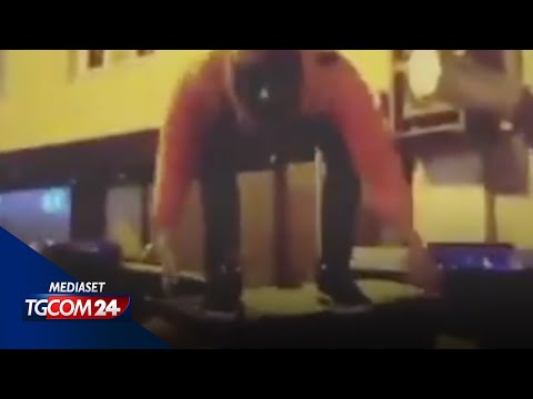 Napoli, “rapper” sputa e salta sulle auto dei carabinieri