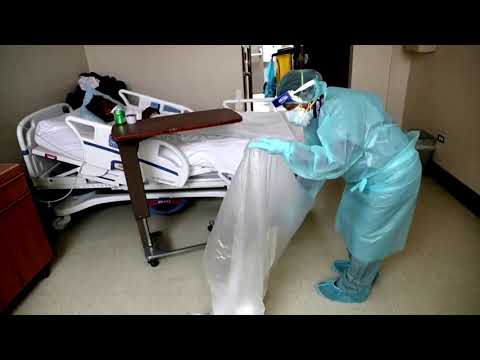 COVID病房的清潔工以抗擊流行病為榮。 (Cleaner in COVID wards proud to fight pandemic)