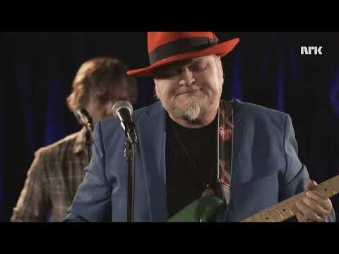 Knut Reiersrud plays the blues on a Fender Stratocaster