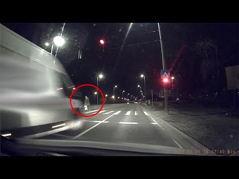 A futárok gyalogkakukkját kapták lencsevégre a 6-oson | Elengedte a gyalogosokat, majd a gázt adott