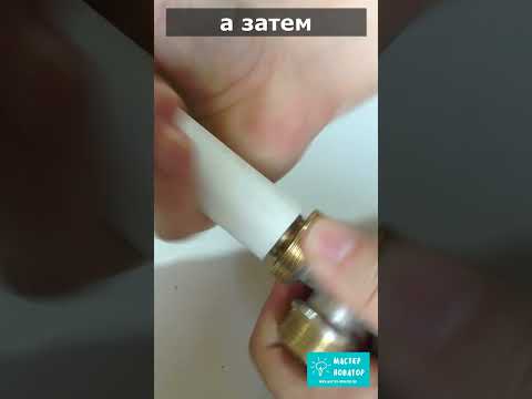 Сантехник показал, как соединить мп-трубу с фитингом, если отсутствует калибратор - фаскосниматель