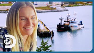 Mandy Hansen Drags The Wizard Ship Away From Dutch Harbour | SEASON 21 | Deadliest Catch