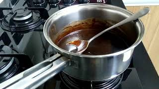 Calda de chocolate que endurece depois que esfria