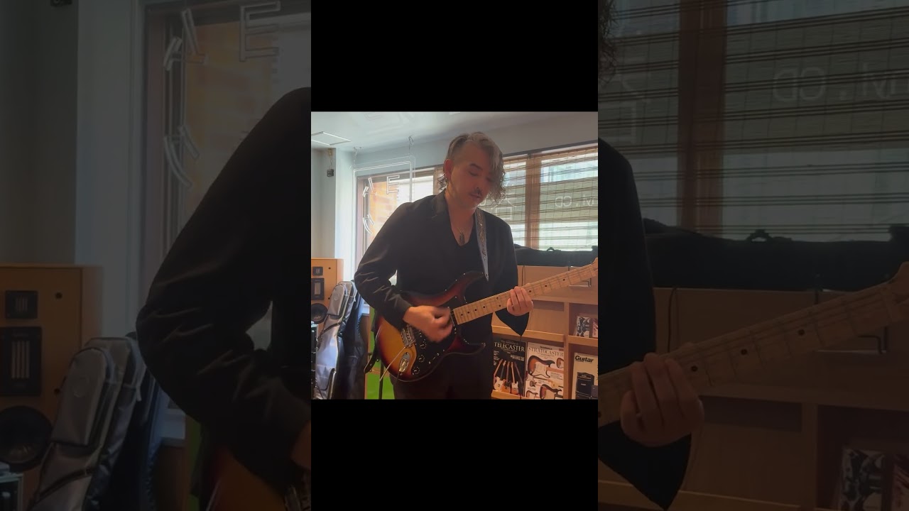 Flurのバーズアイメイプル指板とローズ指板