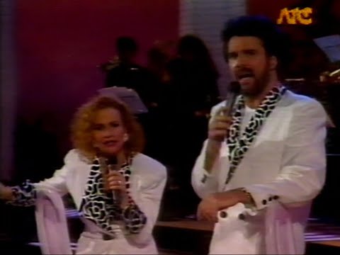 Y Todos Cantan - Pimpinela