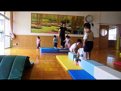 はちまん保育園動画NEWS：うさぎ組（１歳児）マット遊び