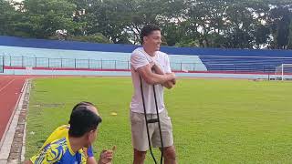 Download lagu Kangen Rekan Se Tim, Maia Pantau Latihan Pakai Tongkat Kruk mp3