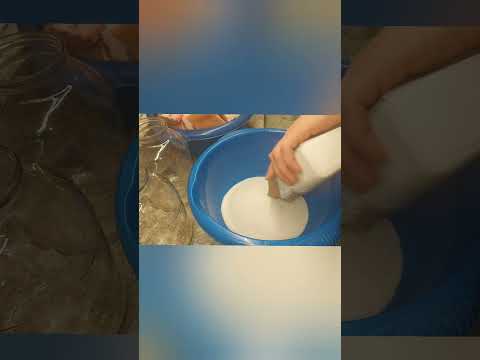 Мама с дочкой готовят